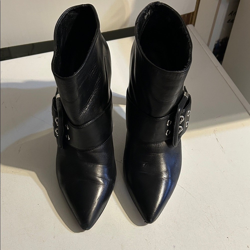 Women’s Black Leather Nine West pointed toe booties Size 7.5M